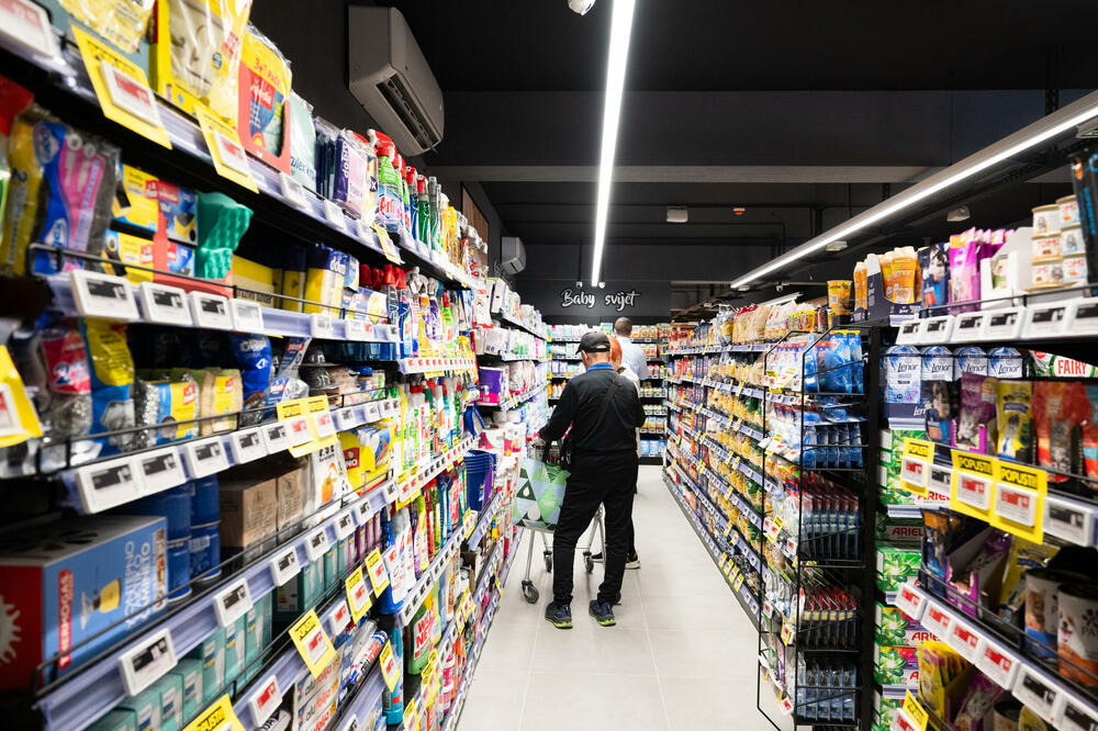 <p>Uz potpuno renoviran ambijent, kupce očekuje i obogaćen asortiman proizvoda. Voli pekarica, svježe pakovano meso i još mnogo noviteta spremno dočekuju vjerne potrošače.</p>