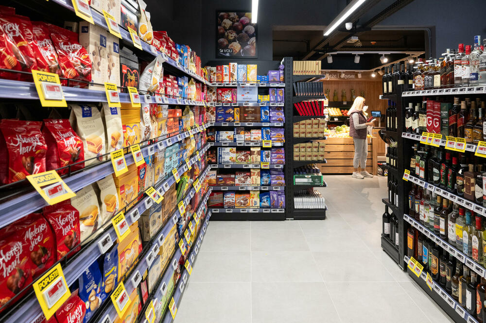 <p>Uz potpuno renoviran ambijent, kupce očekuje i obogaćen asortiman proizvoda. Voli pekarica, svježe pakovano meso i još mnogo noviteta spremno dočekuju vjerne potrošače.</p>