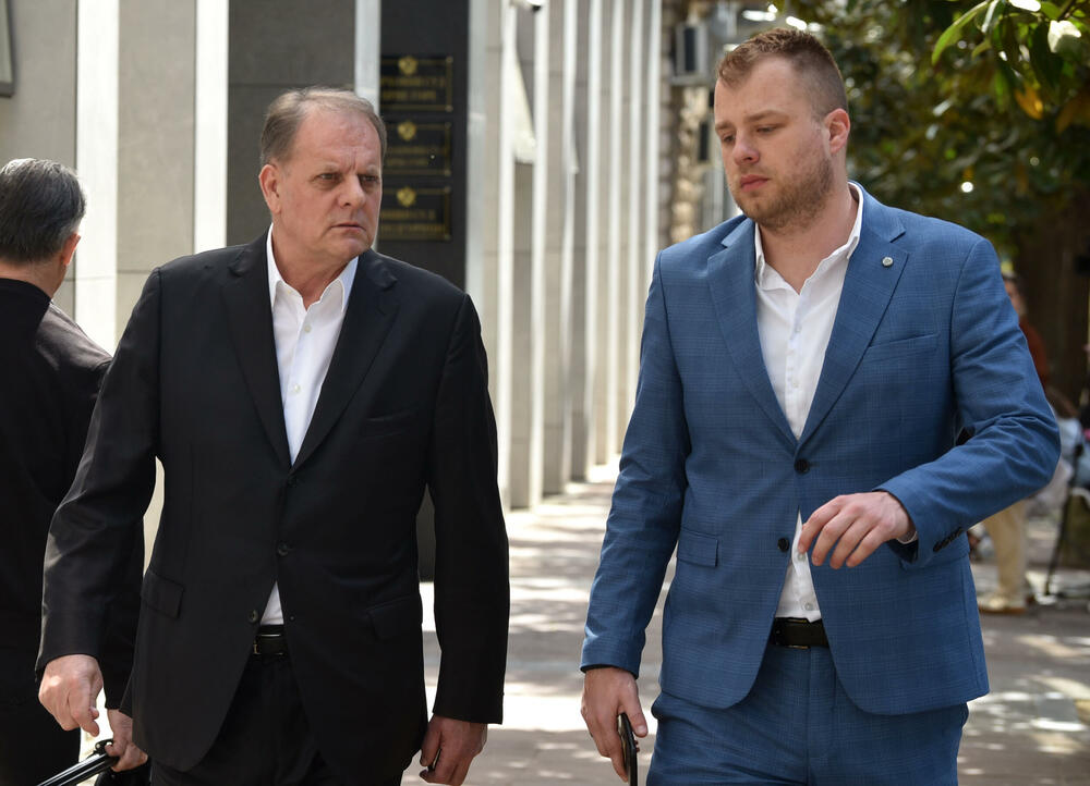 <p>Optužnicom Specijalnog državnog tužilaštva teretili su se za krivična djela stvaranje kriminalne organizacije i pranje novca. Apelacioni sud je ukinuo tu odluku i vratio na ponovno suđenje</p>