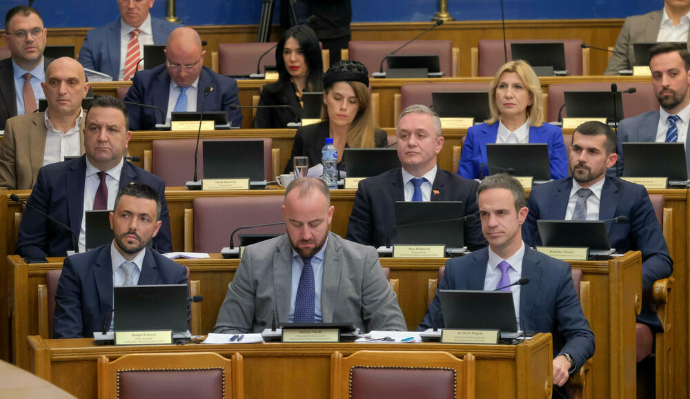 Petoro poslanika DPS-a bez svog stana?