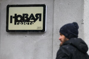 Maskirani agenti upali u redakciju i uhapsili novinara