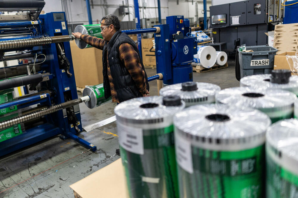 Zaposleni u fabrici plastične ambalaže u Kaliforniji, Foto: Rojters
