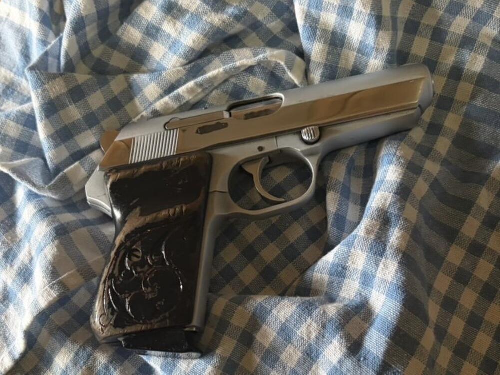 UP: Član kriminalne grupe uhapšen u Baru, pronađen pištolj...