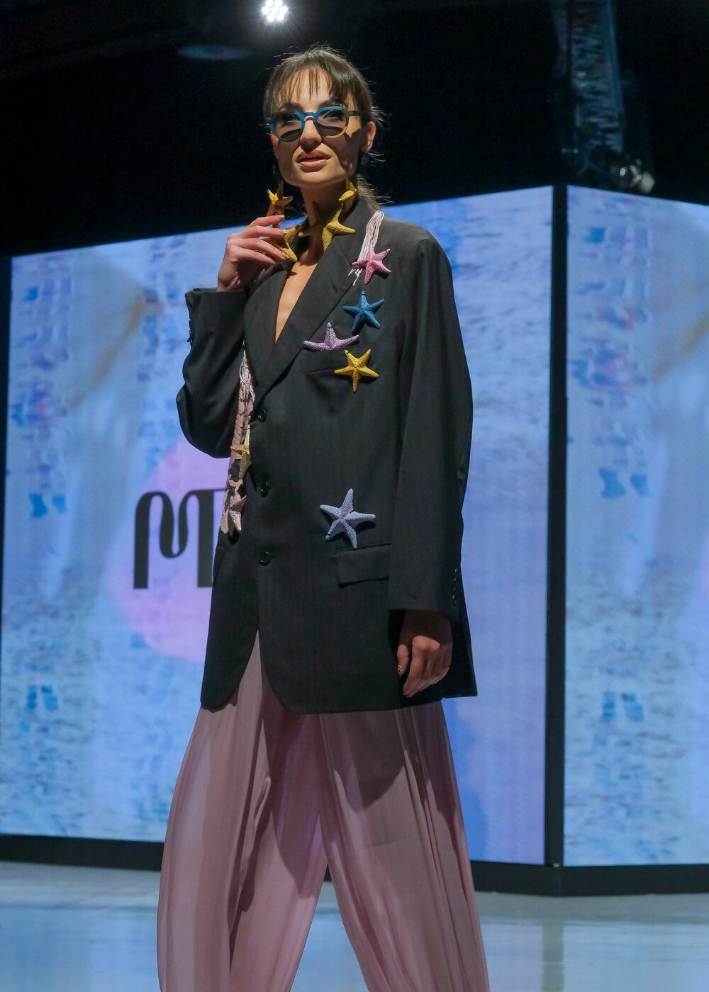 <p>Modno veče zatvoreno je revijom francuske modne kuće Pierre Cardin, a jedan od modela na pisti je nosila muzičarka Dolce Hera</p>