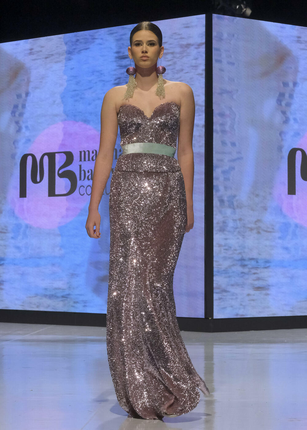 <p>Modno veče zatvoreno je revijom francuske modne kuće Pierre Cardin, a jedan od modela na pisti je nosila muzičarka Dolce Hera</p>