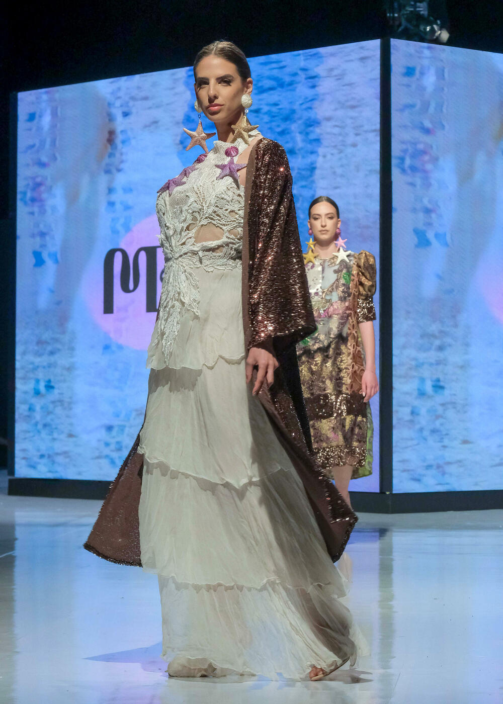 <p>Modno veče zatvoreno je revijom francuske modne kuće Pierre Cardin, a jedan od modela na pisti je nosila muzičarka Dolce Hera</p>