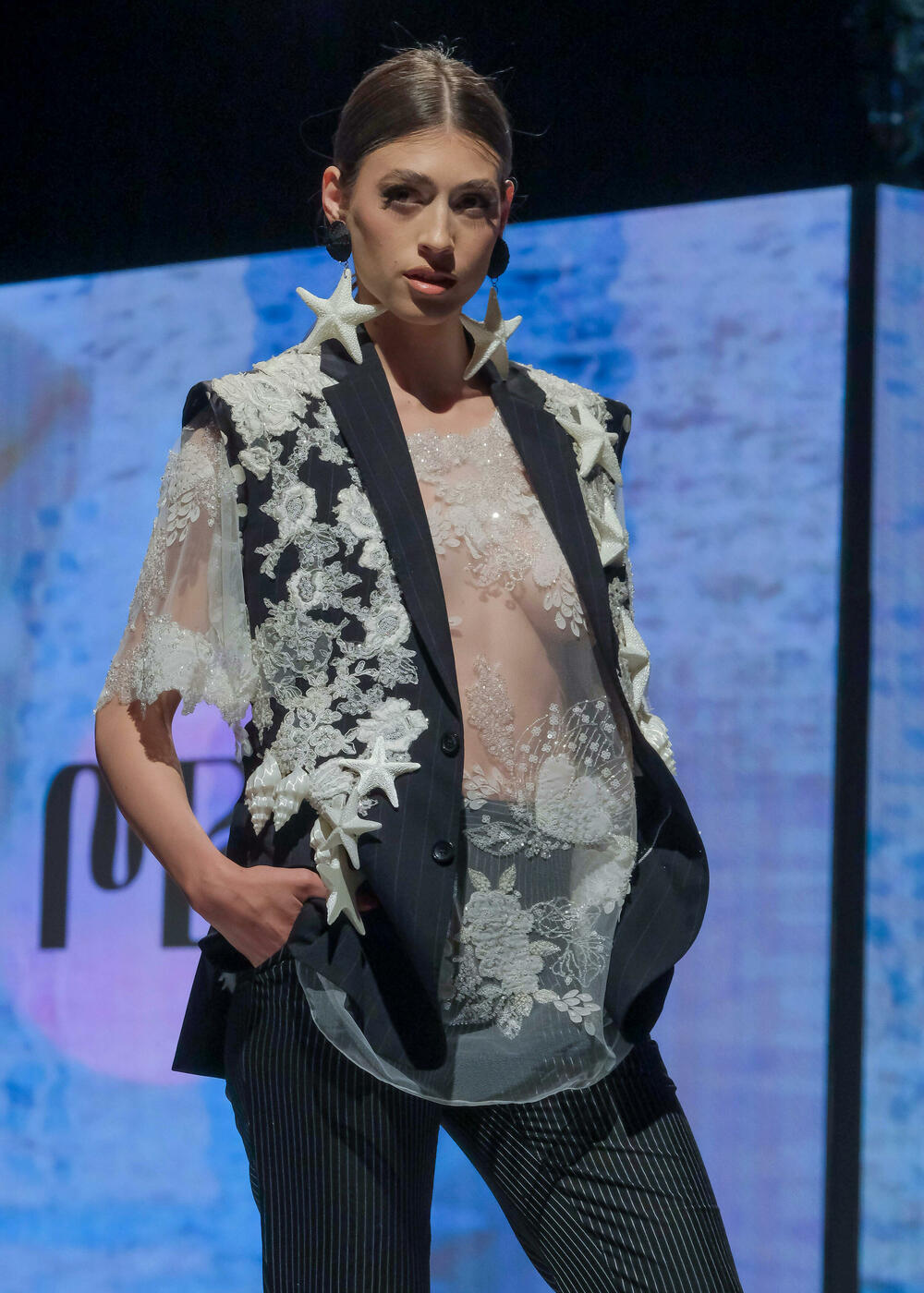 <p>Modno veče zatvoreno je revijom francuske modne kuće Pierre Cardin, a jedan od modela na pisti je nosila muzičarka Dolce Hera</p>