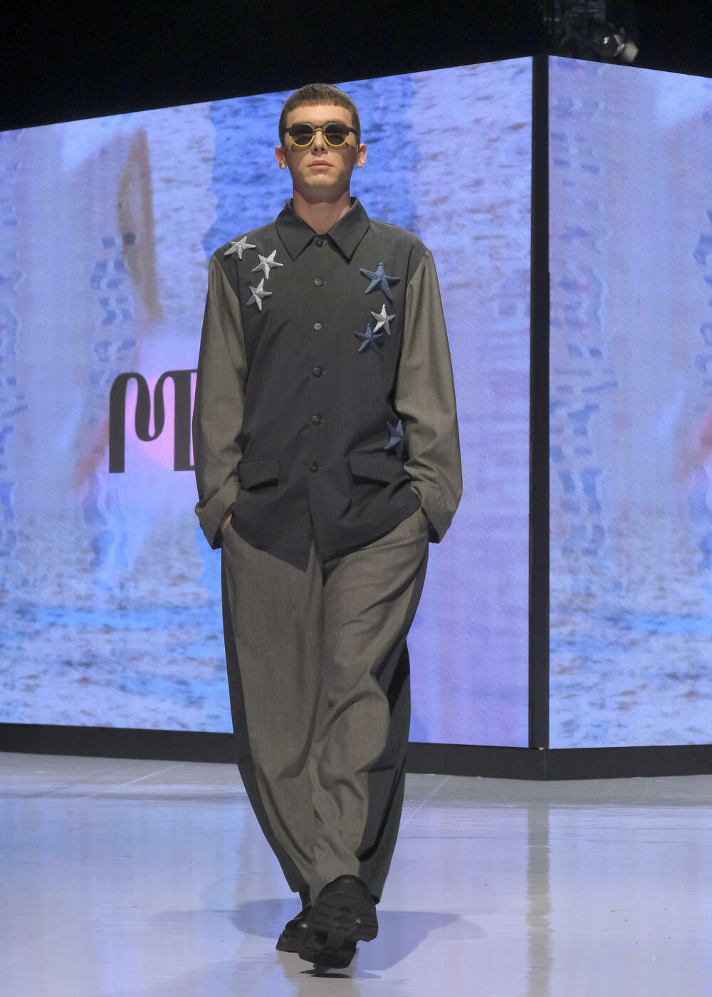 <p>Modno veče zatvoreno je revijom francuske modne kuće Pierre Cardin, a jedan od modela na pisti je nosila muzičarka Dolce Hera</p>