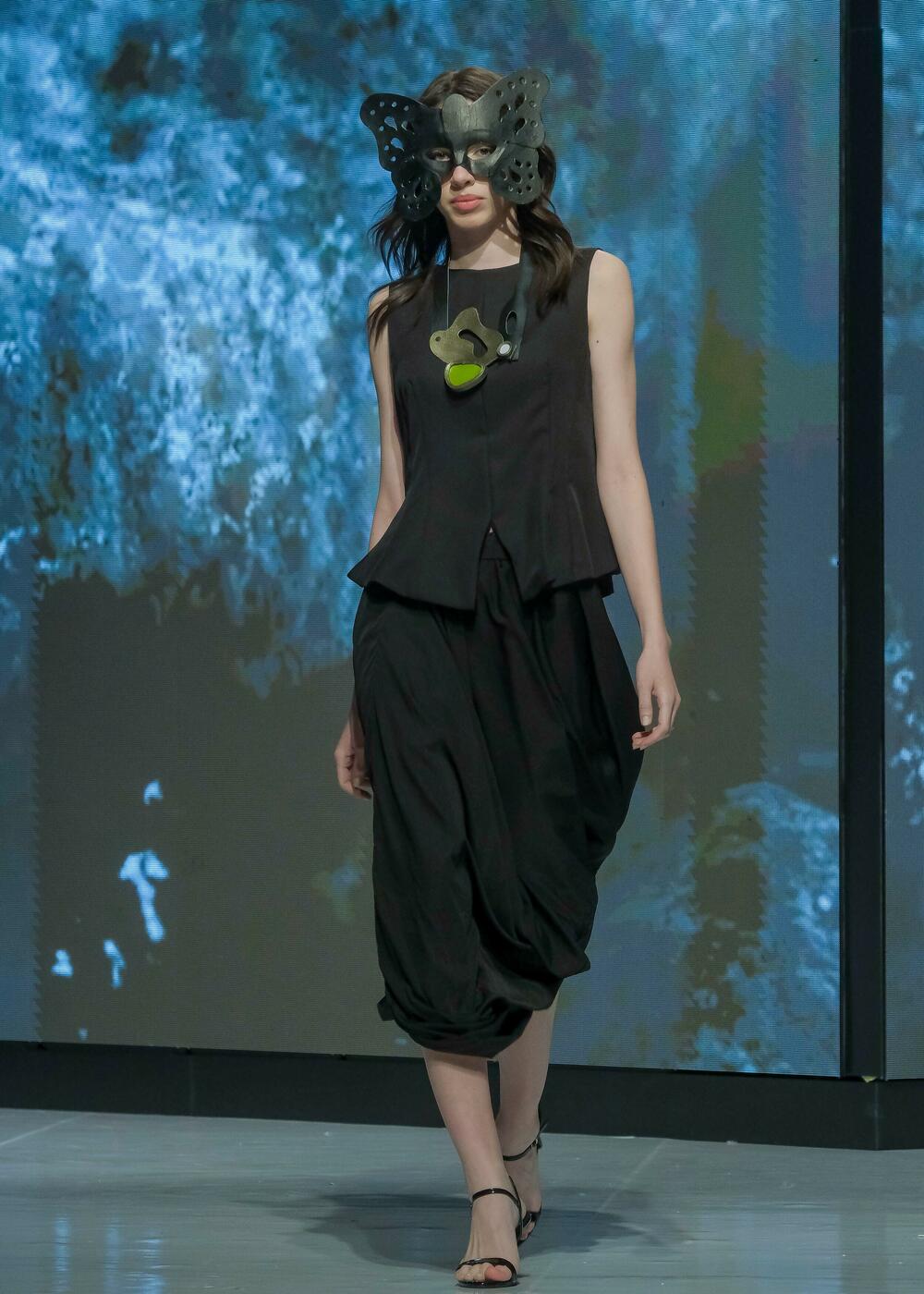 <p>Modno veče zatvoreno je revijom francuske modne kuće Pierre Cardin, a jedan od modela na pisti je nosila muzičarka Dolce Hera</p>