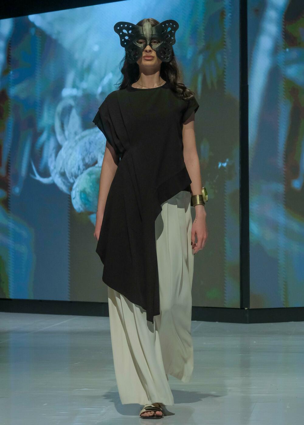 <p>Modno veče zatvoreno je revijom francuske modne kuće Pierre Cardin, a jedan od modela na pisti je nosila muzičarka Dolce Hera</p>