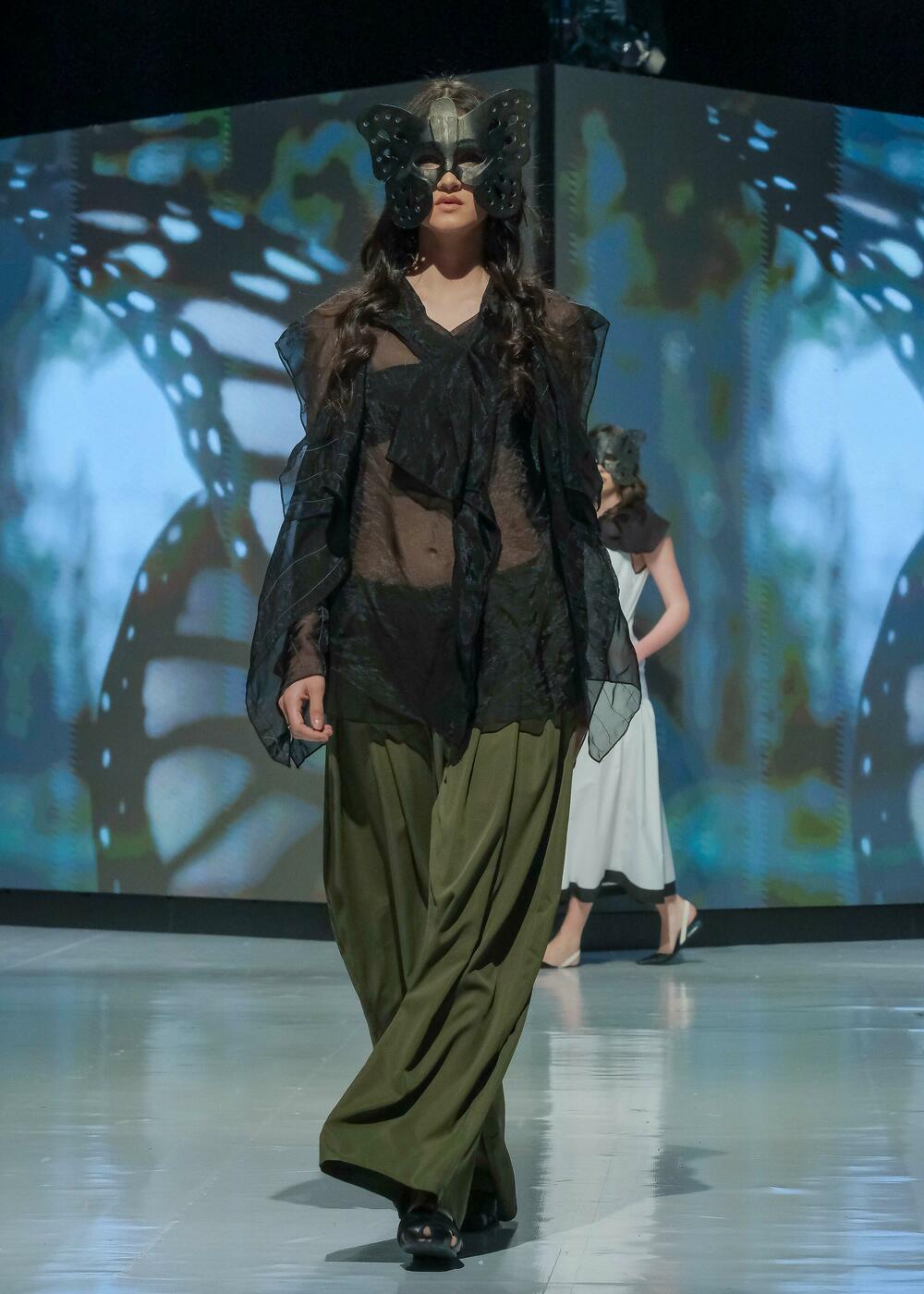 <p>Modno veče zatvoreno je revijom francuske modne kuće Pierre Cardin, a jedan od modela na pisti je nosila muzičarka Dolce Hera</p>