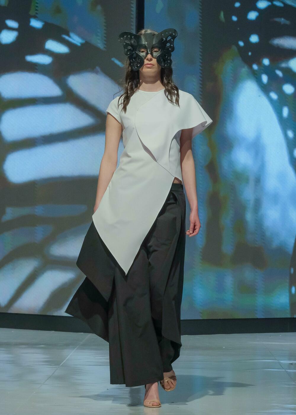 <p>Modno veče zatvoreno je revijom francuske modne kuće Pierre Cardin, a jedan od modela na pisti je nosila muzičarka Dolce Hera</p>