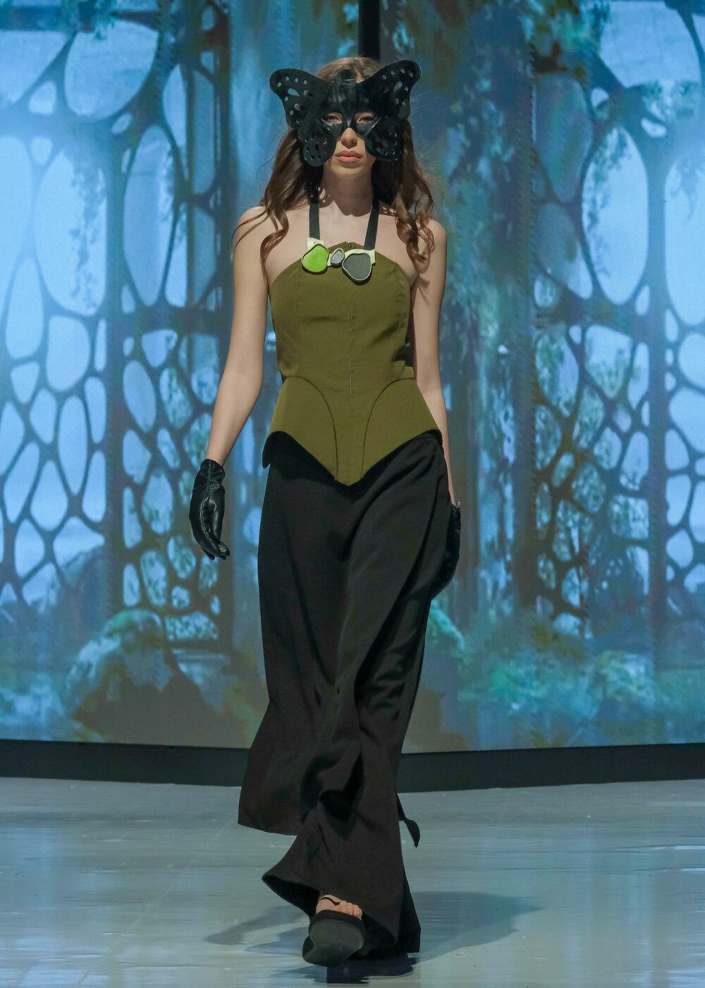 <p>Modno veče zatvoreno je revijom francuske modne kuće Pierre Cardin, a jedan od modela na pisti je nosila muzičarka Dolce Hera</p>