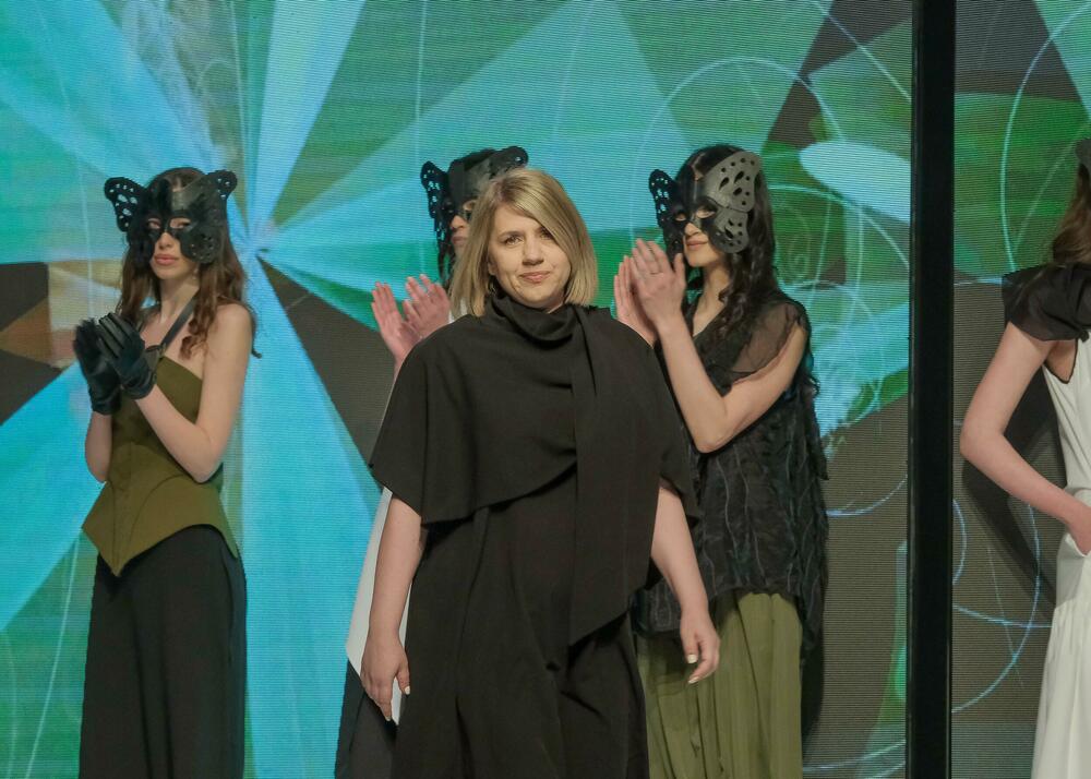 <p>Modno veče zatvoreno je revijom francuske modne kuće Pierre Cardin, a jedan od modela na pisti je nosila muzičarka Dolce Hera</p>