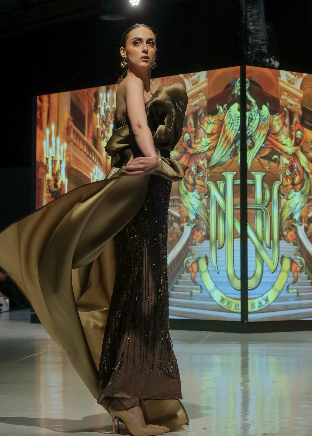 <p>Modno veče zatvoreno je revijom francuske modne kuće Pierre Cardin, a jedan od modela na pisti je nosila muzičarka Dolce Hera</p>