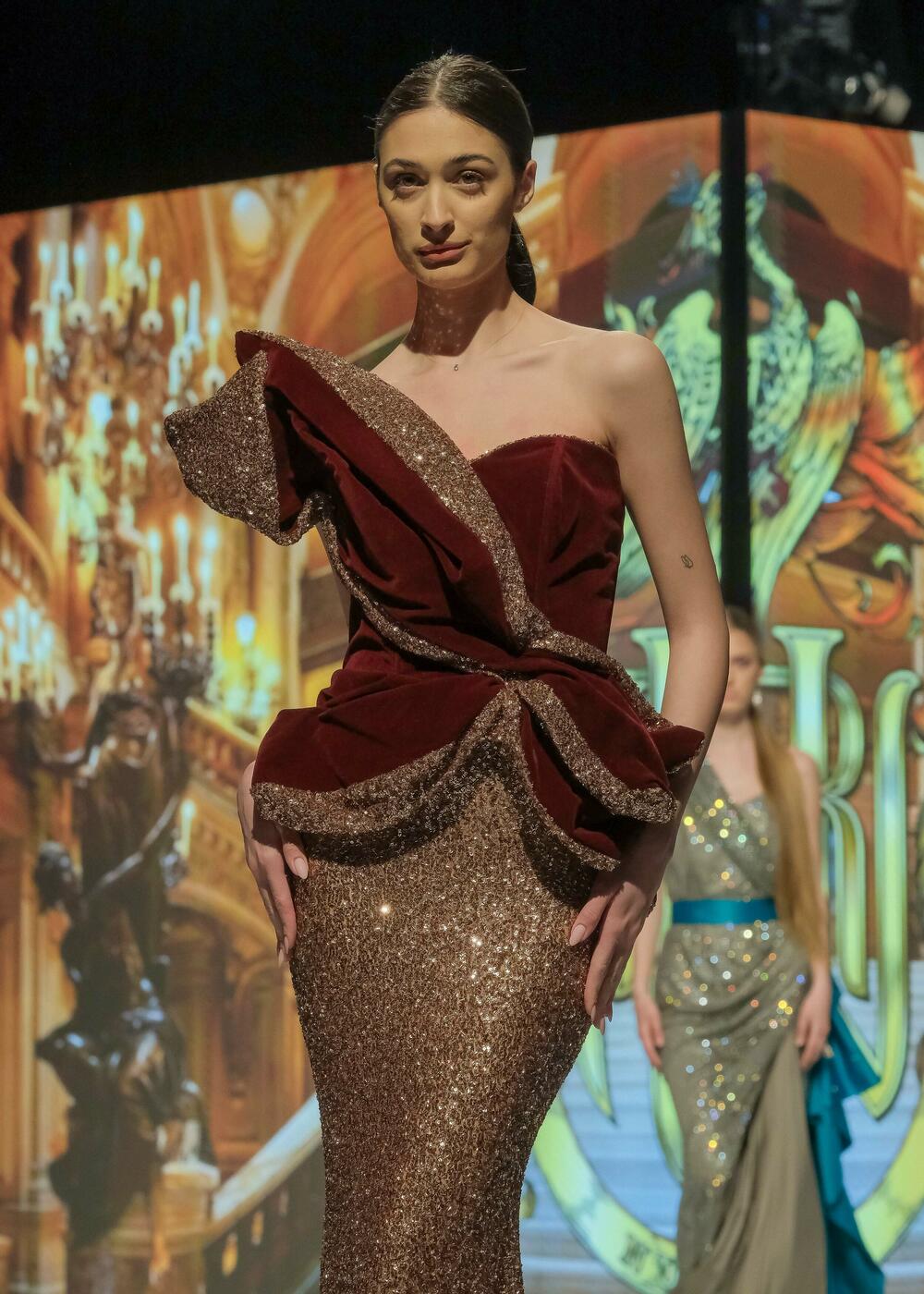 <p>Modno veče zatvoreno je revijom francuske modne kuće Pierre Cardin, a jedan od modela na pisti je nosila muzičarka Dolce Hera</p>