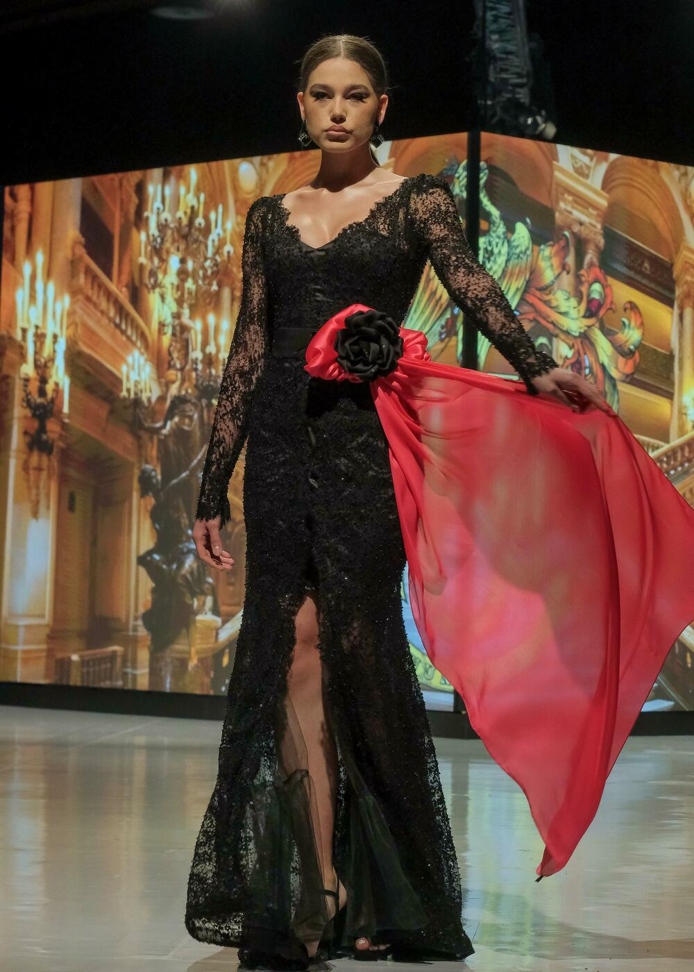 <p>Modno veče zatvoreno je revijom francuske modne kuće Pierre Cardin, a jedan od modela na pisti je nosila muzičarka Dolce Hera</p>