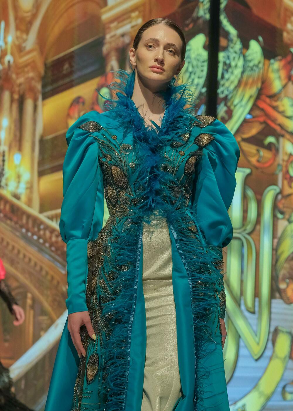 <p>Modno veče zatvoreno je revijom francuske modne kuće Pierre Cardin, a jedan od modela na pisti je nosila muzičarka Dolce Hera</p>