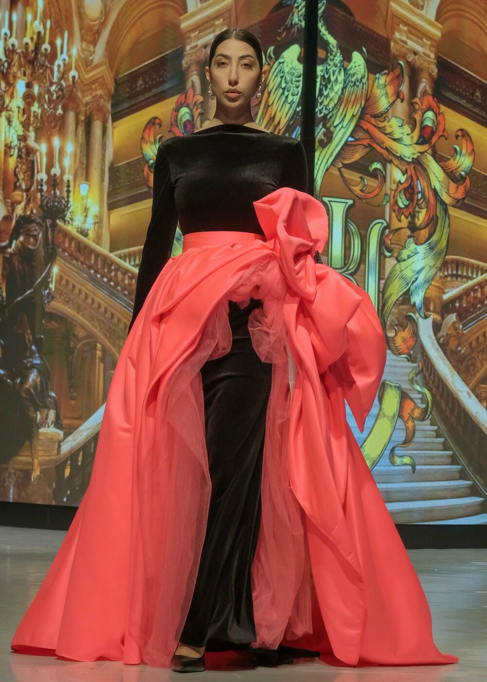 <p>Modno veče zatvoreno je revijom francuske modne kuće Pierre Cardin, a jedan od modela na pisti je nosila muzičarka Dolce Hera</p>