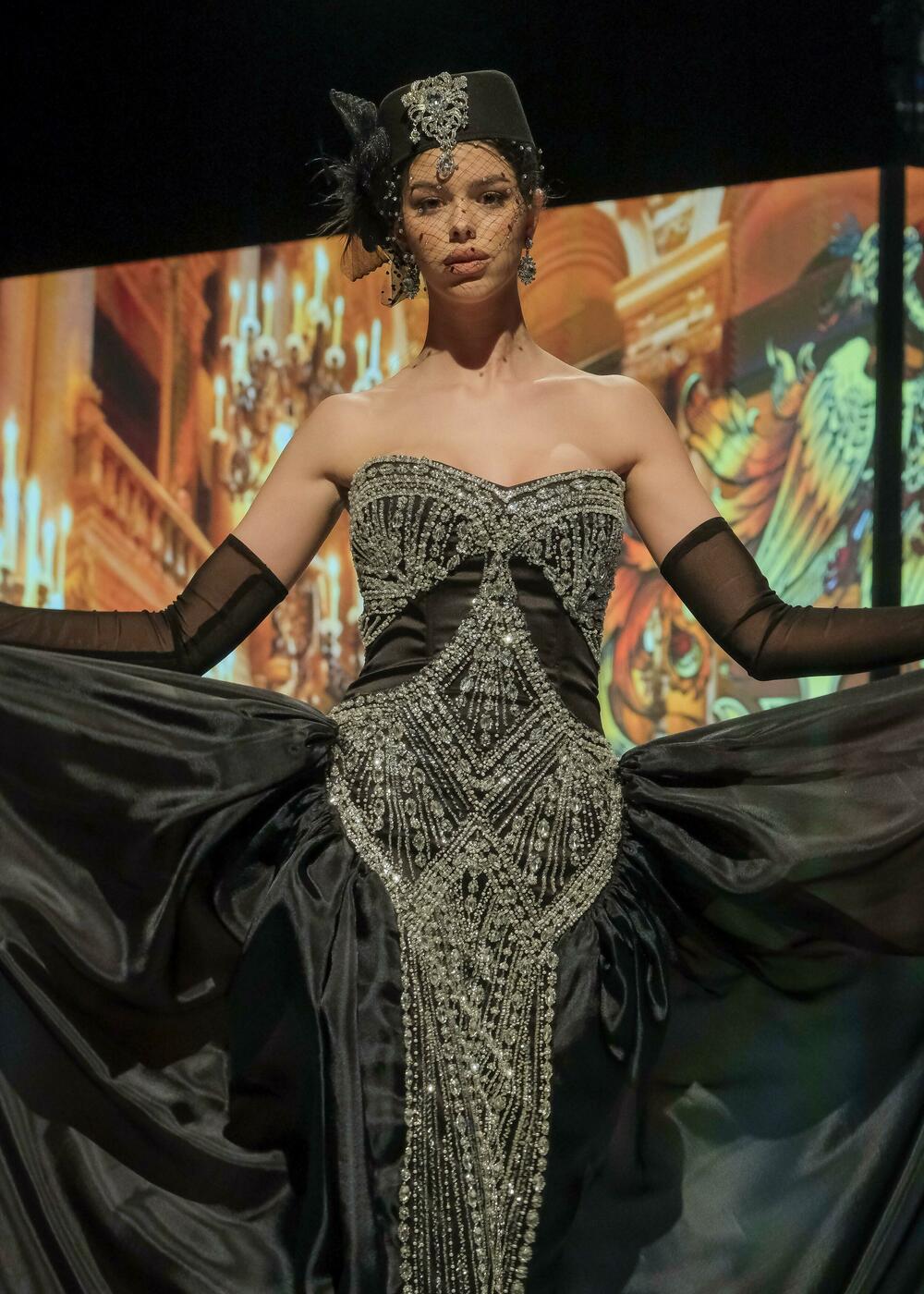 <p>Modno veče zatvoreno je revijom francuske modne kuće Pierre Cardin, a jedan od modela na pisti je nosila muzičarka Dolce Hera</p>