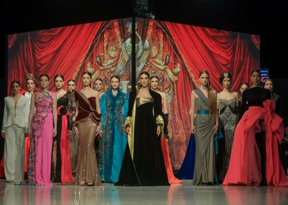 <p>Modno veče zatvoreno je revijom francuske modne kuće Pierre Cardin, a jedan od modela na pisti je nosila muzičarka Dolce Hera</p>