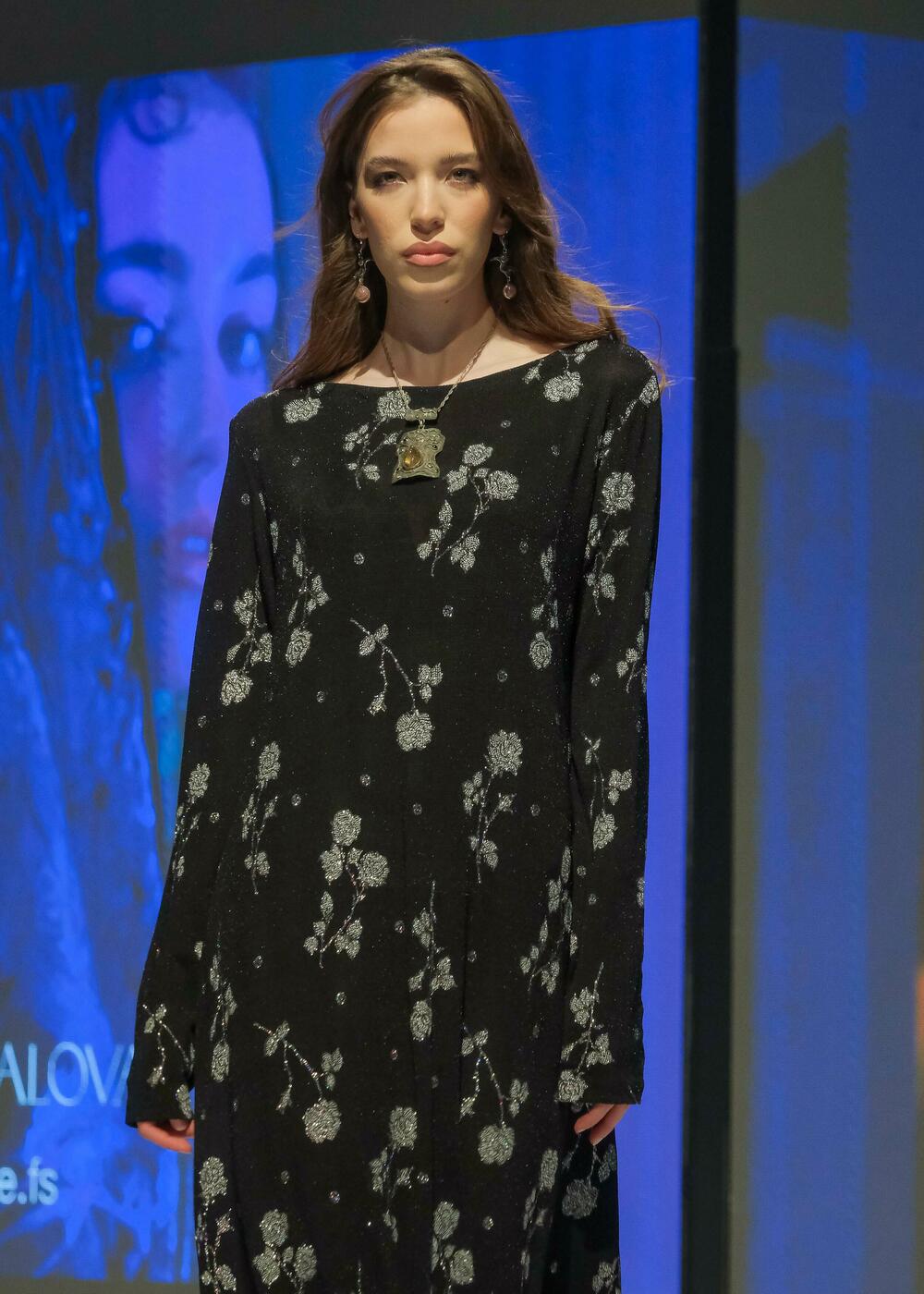 <p>Modno veče zatvoreno je revijom francuske modne kuće Pierre Cardin, a jedan od modela na pisti je nosila muzičarka Dolce Hera</p>