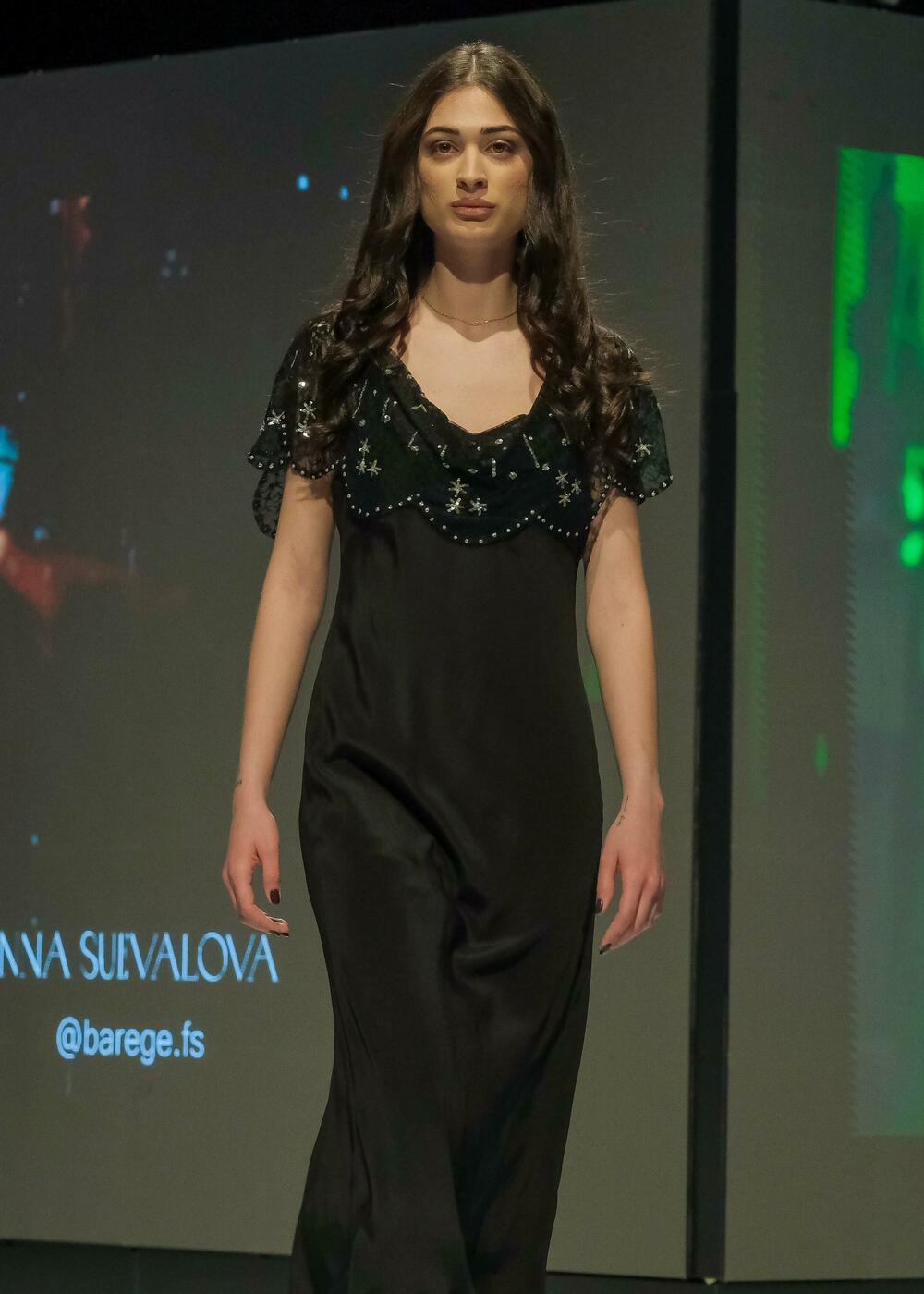 <p>Modno veče zatvoreno je revijom francuske modne kuće Pierre Cardin, a jedan od modela na pisti je nosila muzičarka Dolce Hera</p>