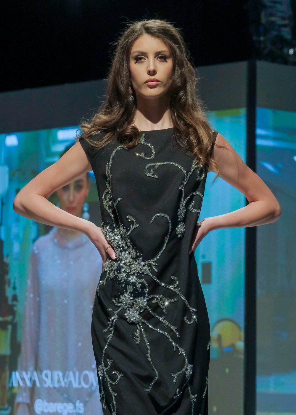 <p>Modno veče zatvoreno je revijom francuske modne kuće Pierre Cardin, a jedan od modela na pisti je nosila muzičarka Dolce Hera</p>