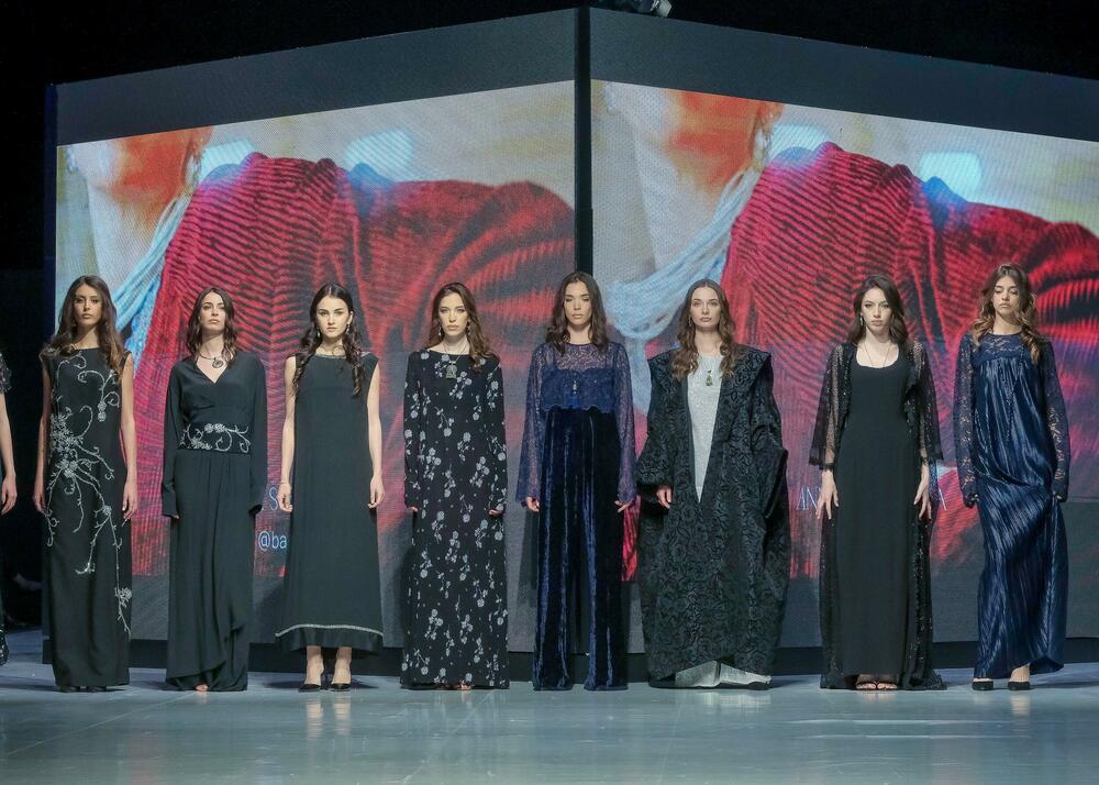 <p>Modno veče zatvoreno je revijom francuske modne kuće Pierre Cardin, a jedan od modela na pisti je nosila muzičarka Dolce Hera</p>