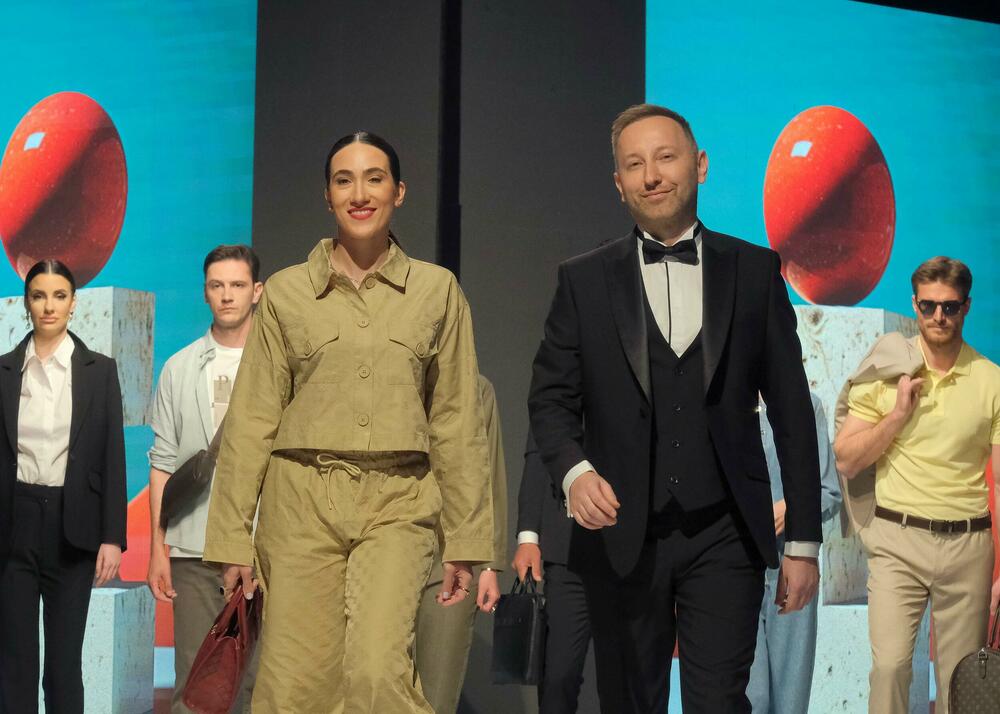 <p>Modno veče zatvoreno je revijom francuske modne kuće Pierre Cardin, a jedan od modela na pisti je nosila muzičarka Dolce Hera</p>