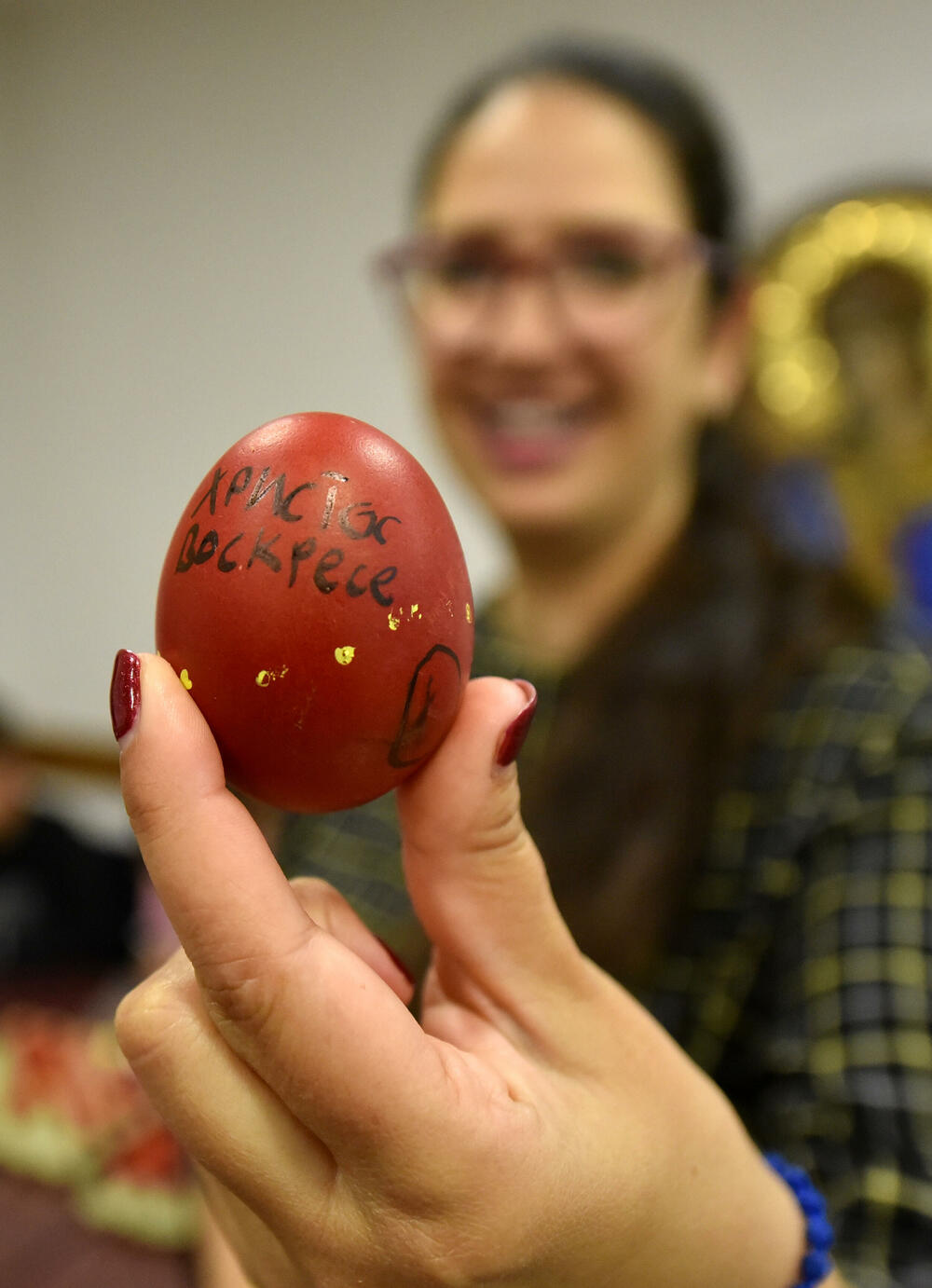 <p>Učenici vjeronauke pri hramu Hristovog Vaskrsenja u Podgorici danas, na Veliki petak, ukrašavaju varskšnja jaja pod budnim okom svoje vjeroučiteljice.</p>