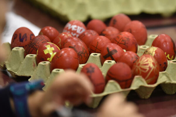 FOTO Učenici vjeronauke pri hramu u Podgorici ukrasili vaskršnja...