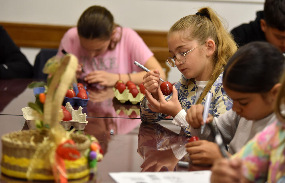 <p>Učenici vjeronauke pri hramu Hristovog Vaskrsenja u Podgorici danas, na Veliki petak, ukrašavaju varskšnja jaja pod budnim okom svoje vjeroučiteljice.</p>