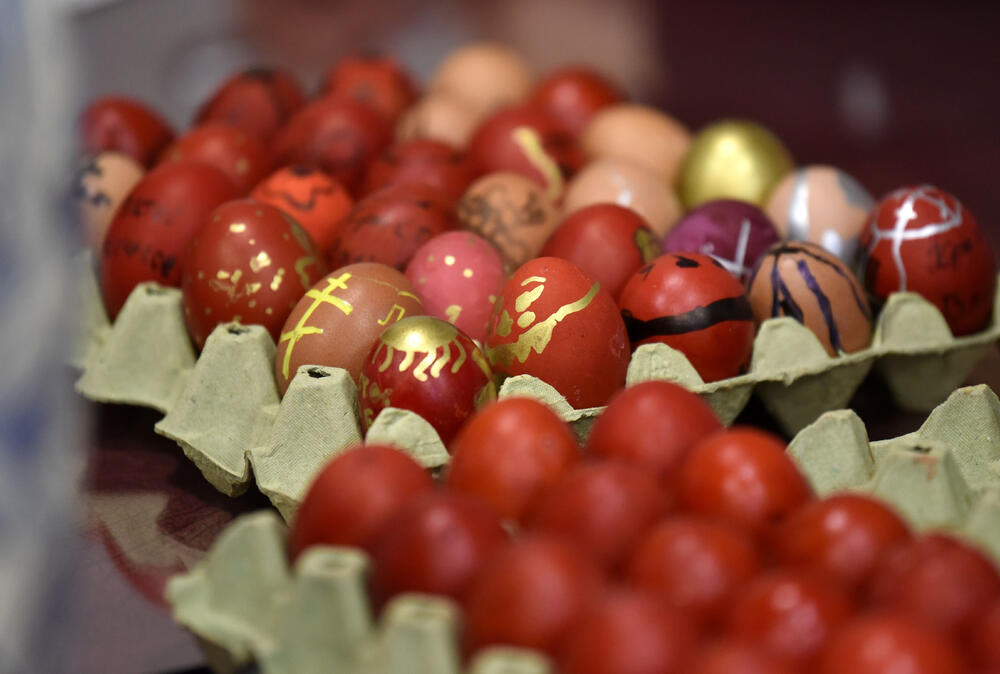 <p>Učenici vjeronauke pri hramu Hristovog Vaskrsenja u Podgorici danas, na Veliki petak, ukrašavaju varskšnja jaja pod budnim okom svoje vjeroučiteljice.</p>