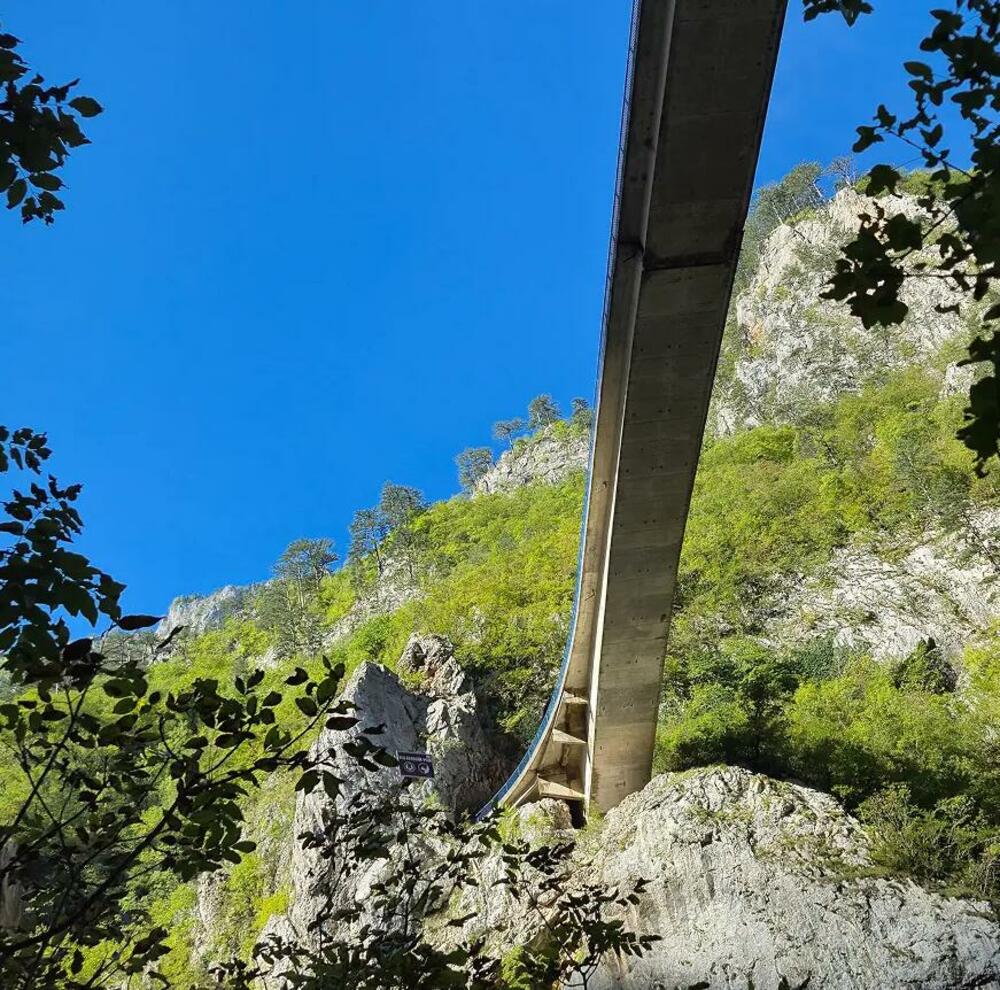 <p>Ruta je duga 1,5 kilometara, kategorije B/C (srednje laka), sa maksimalnom visinom od 130 metara iznad rijeke Pive. Prosječna tura traje dva i po do tri sata.</p>