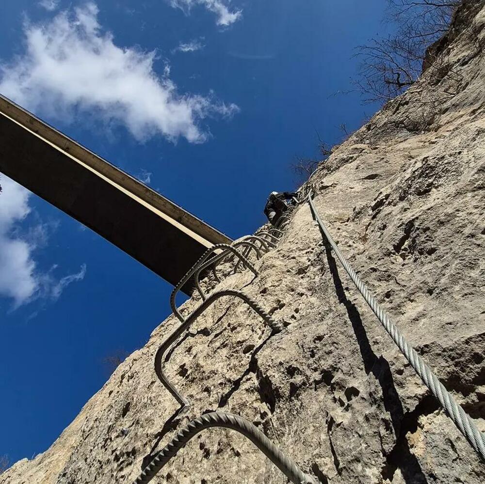 <p>Ruta je duga 1,5 kilometara, kategorije B/C (srednje laka), sa maksimalnom visinom od 130 metara iznad rijeke Pive. Prosječna tura traje dva i po do tri sata.</p>