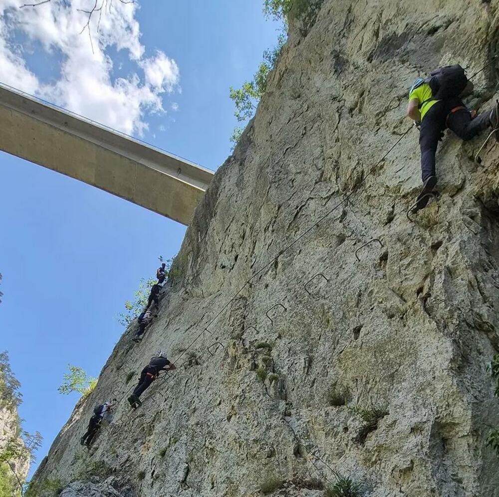 <p>Ruta je duga 1,5 kilometara, kategorije B/C (srednje laka), sa maksimalnom visinom od 130 metara iznad rijeke Pive. Prosječna tura traje dva i po do tri sata.</p>