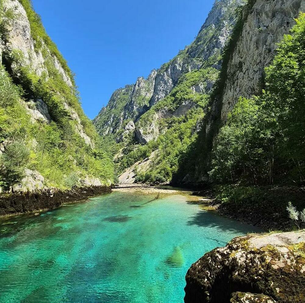 <p>Ruta je duga 1,5 kilometara, kategorije B/C (srednje laka), sa maksimalnom visinom od 130 metara iznad rijeke Pive. Prosječna tura traje dva i po do tri sata.</p>