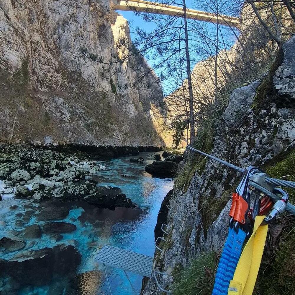 <p>Ruta je duga 1,5 kilometara, kategorije B/C (srednje laka), sa maksimalnom visinom od 130 metara iznad rijeke Pive. Prosječna tura traje dva i po do tri sata.</p>