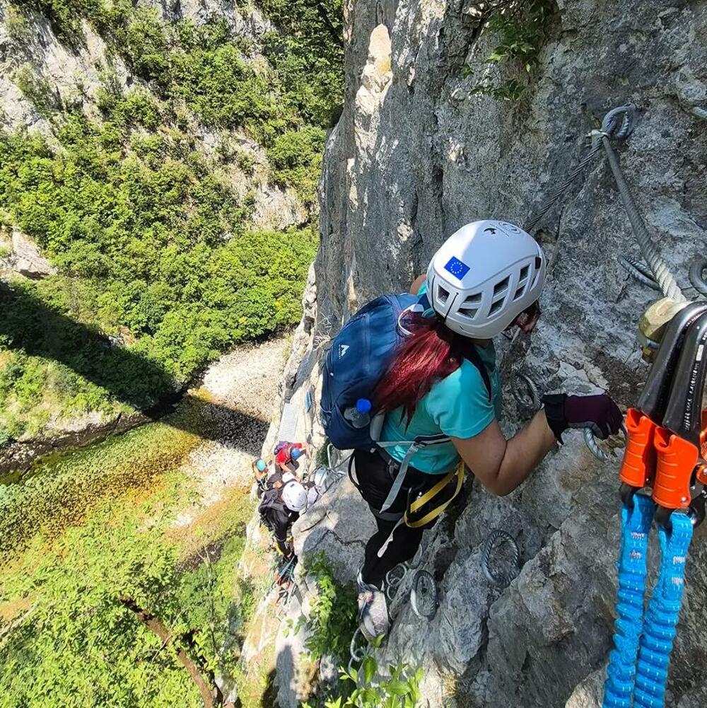 <p>Ruta je duga 1,5 kilometara, kategorije B/C (srednje laka), sa maksimalnom visinom od 130 metara iznad rijeke Pive. Prosječna tura traje dva i po do tri sata.</p>
