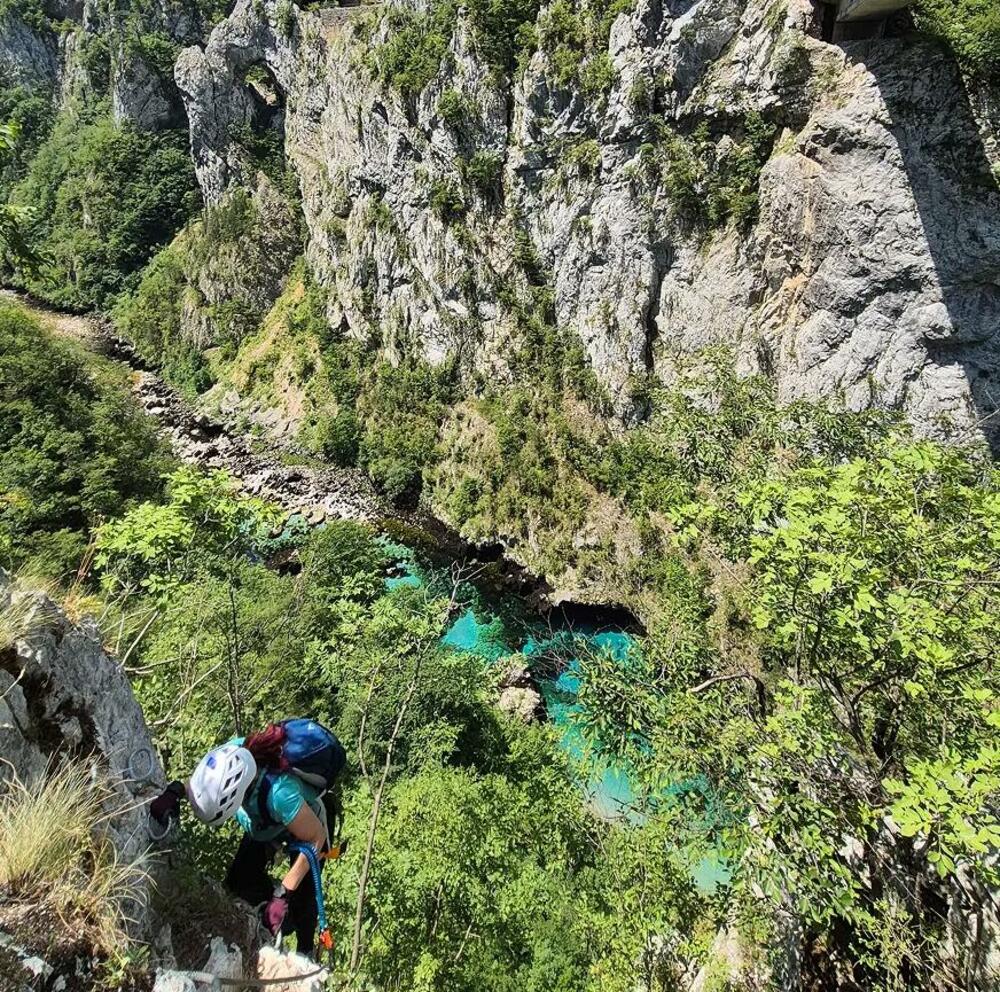 <p>Ruta je duga 1,5 kilometara, kategorije B/C (srednje laka), sa maksimalnom visinom od 130 metara iznad rijeke Pive. Prosječna tura traje dva i po do tri sata.</p>
