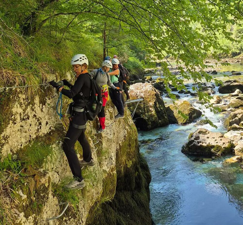 <p>Ruta je duga 1,5 kilometara, kategorije B/C (srednje laka), sa maksimalnom visinom od 130 metara iznad rijeke Pive. Prosječna tura traje dva i po do tri sata.</p>