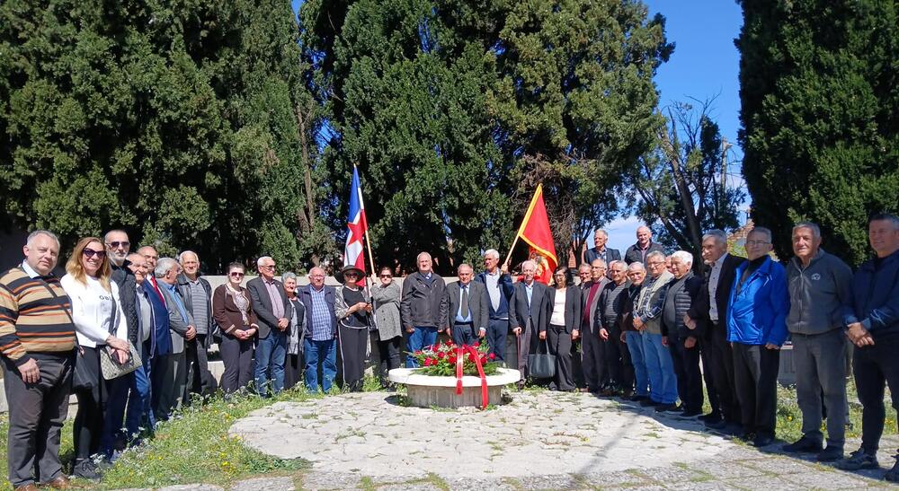Položeno cvijeće na spomenik strijeljanim rodoljubima na Vrelima...