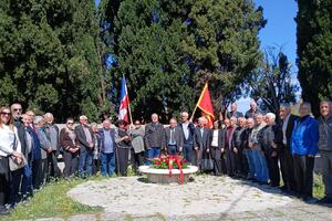 Položeno cvijeće na spomenik strijeljanim rodoljubima na Vrelima...