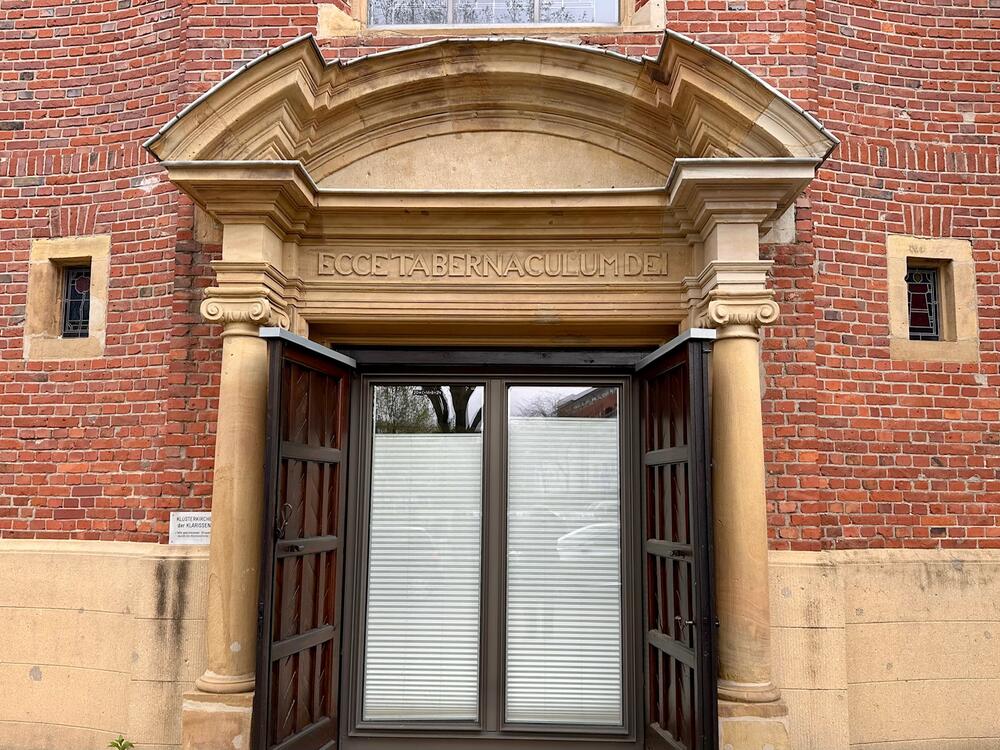 Ulaz u bivšu manastirsku crkvu