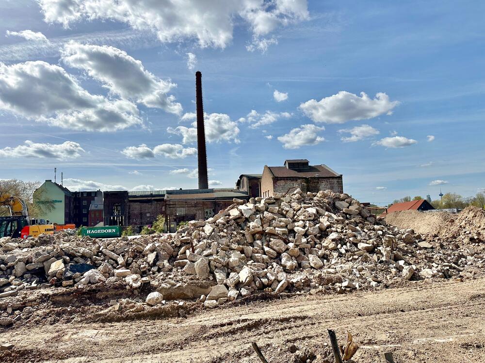 Dimnjak napuštene fabrike