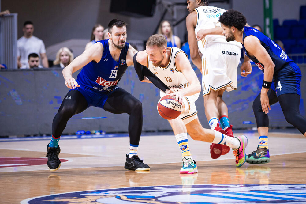 Nikolić u duelu sa Musom iz Dubaija, Foto: KK Budućnost Voli/Filip Roganović