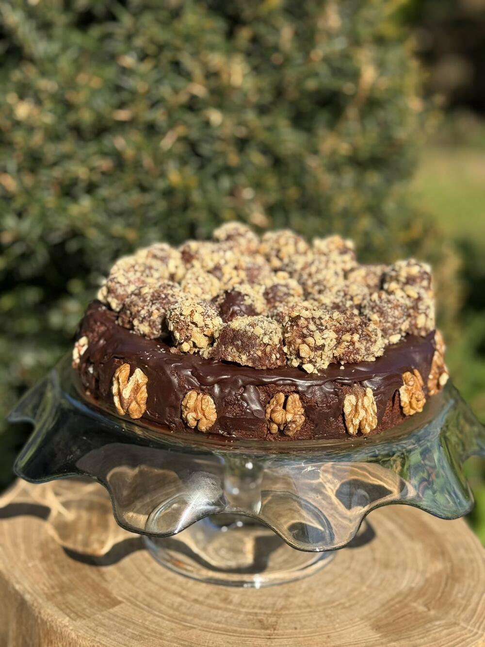 Čokoladna torta sa šljivama i rakijom: bogat desert za posebne...