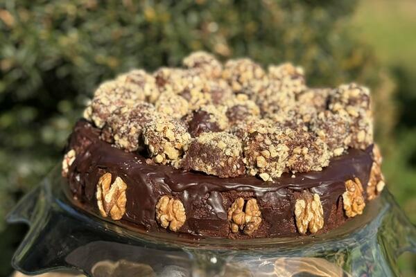 Schokoladenkuchen mit Pflaumen und Brandy: ein reichhaltiges Dessert für besondere Anlässe...