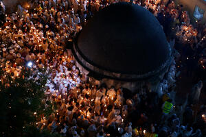Veliki broj vjernika okupio se da dočeka spuštanje Blagodatnog...